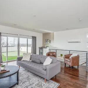 Holiday home Whiskey House With Rooftop Golf, Views! 8min To Downtown! Sleeps 9!, Nashville